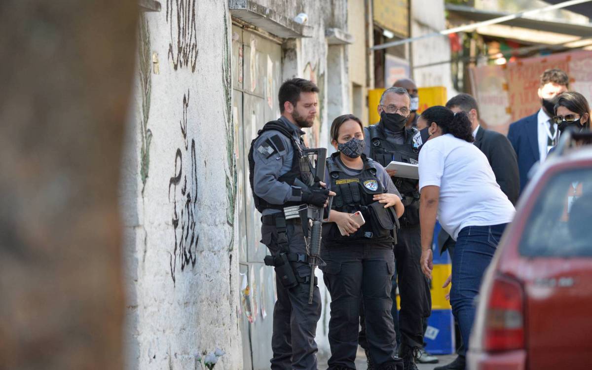 Rio de Janeiro - 14/07/2021 - Viol&ecirc;ncia/ Rio de Janeiro - Pol&iacute;cia faz nesta quarta reprodu&ccedil;&atilde;o simulada da morte de Kathlen Romeu no Lins.policiais civis durante a reconstitui&ccedil;&atilde;o, na foto Saionara Oliveira, av&oacute; de Kathlen mostrando aos peritos da pol&iacute;cia civil  Foto : F&aacute;bio Costa/ Ag.O Dia