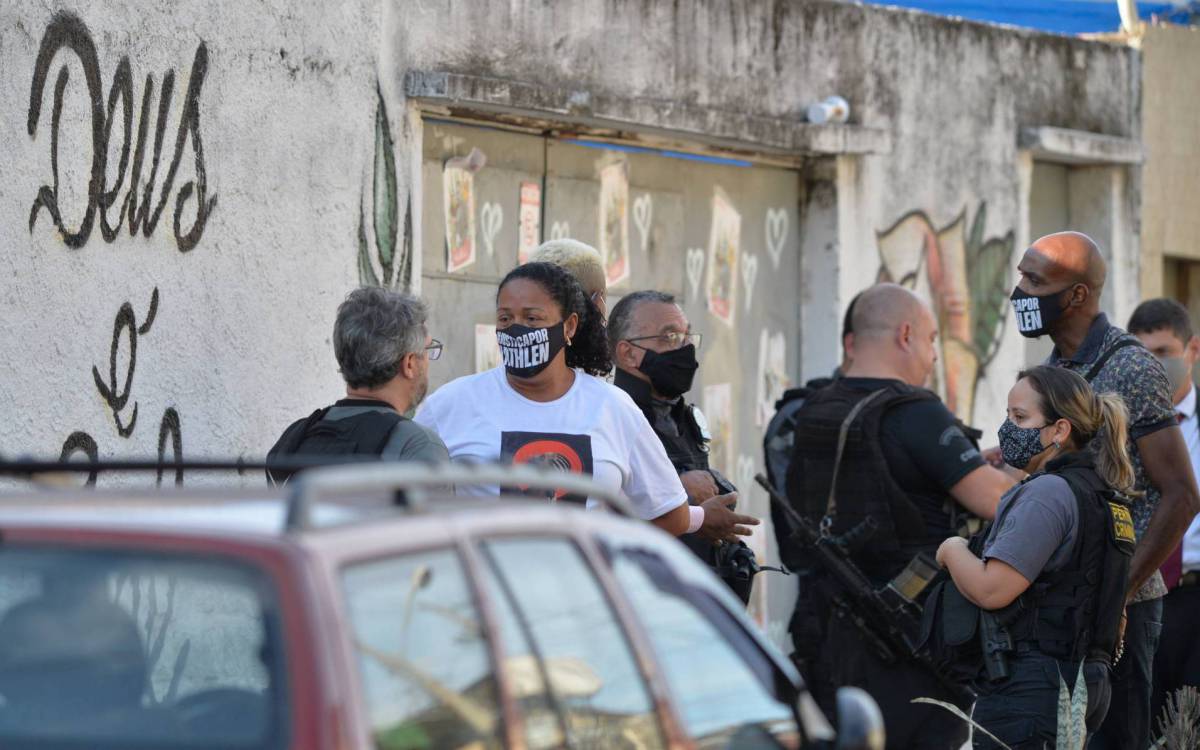 Rio de Janeiro - 14/07/2021 - Viol&ecirc;ncia/ Rio de Janeiro - Pol&iacute;cia faz nesta quarta reprodu&ccedil;&atilde;o simulada da morte de Kathlen Romeu no Lins.policiais civis durante a reconstitui&ccedil;&atilde;o, na foto Saionara Oliveira, av&oacute; de Kathlen mostrando aos peritos da pol&iacute;cia civil  Foto : F&aacute;bio Costa/ Ag.O Dia