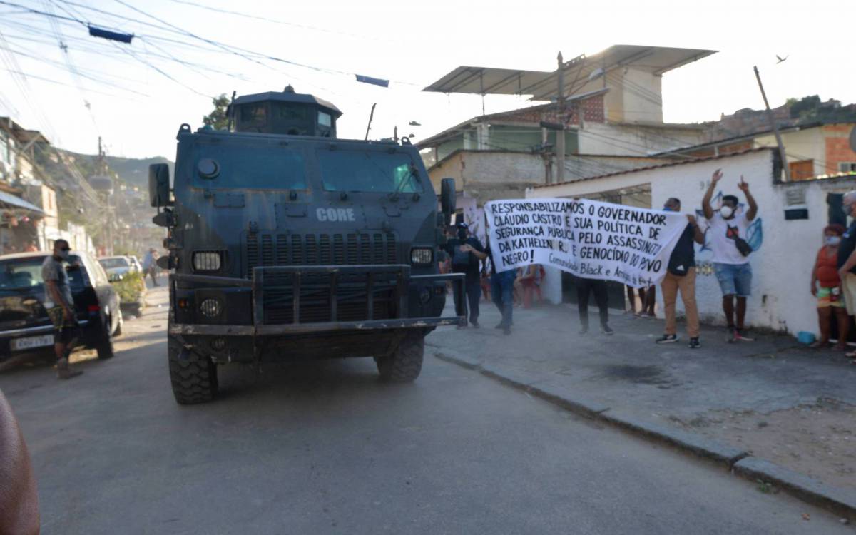 Rio de Janeiro - 14/07/2021 - Viol&ecirc;ncia/ Rio de Janeiro - Pol&iacute;cia faz nesta quarta reprodu&ccedil;&atilde;o simulada da morte de Kathlen Romeu no Lins.policiais civis durante a reconstitui&ccedil;&atilde;o  Foto : F&aacute;bio Costa/ Ag.O Dia