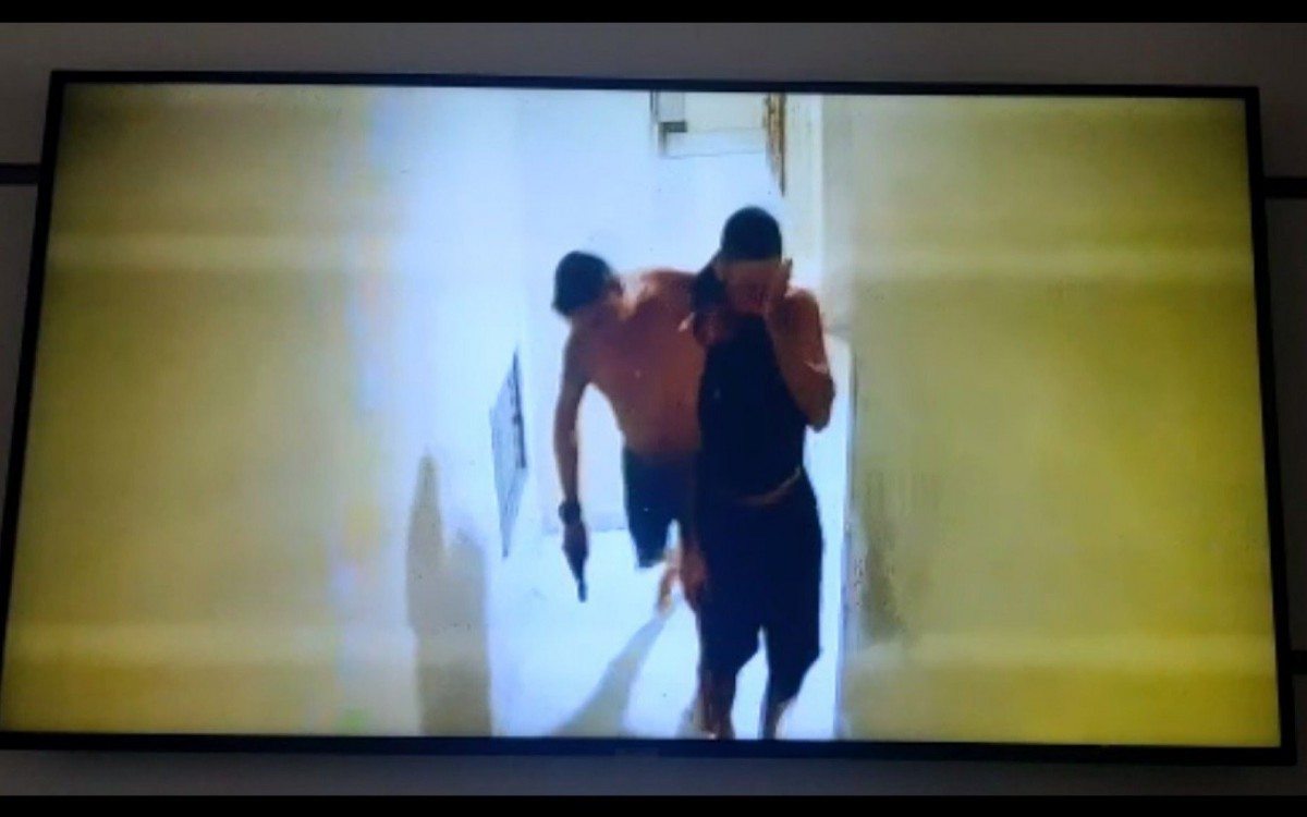 Homem dá coronhadas em vizinho por supostos barulhos no andar de cima. Caso aconteceu em condomínio na Barra