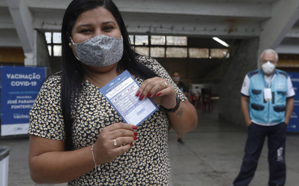 Saude - Vacinaçao contra Covid-19 no Rio de Janeiro, na manha de hoje. Na foto, Camila Soares, vacinou no posto de vacinaçao que funciona no Clube do Olaria, em Olaria, zona norte de Rio.