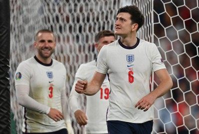 Com suspeita de fratura, pai de Maguire está entre os feridos na invasão em Wembley