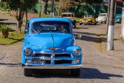 Desfile de carros antigos pelo aniversário de Teresópolis marcou o final de semana
