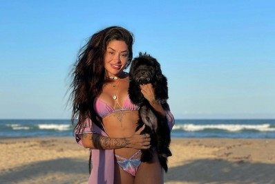 De biquíni, Aline Riscado apresenta seu novo bichinho de estimação
