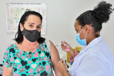 Prefeitura aplica segunda dose para idosos com 63 anos ou mais