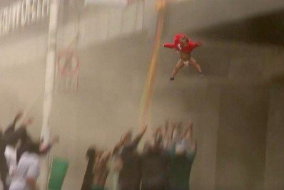 Mãe joga bebê de prédio em chamas na África do Sul; Assista ao vídeo