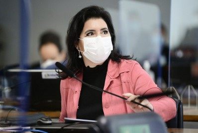 Simone Tebet reage a interrupção de Flávio Bolsonaro durante CPI da Covid