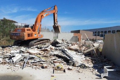 Prefeitura demole construções irregulares em Santa Cruz