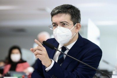 Randolfe pede que MPF investigue Bolsonaro por agressões a jornalistas