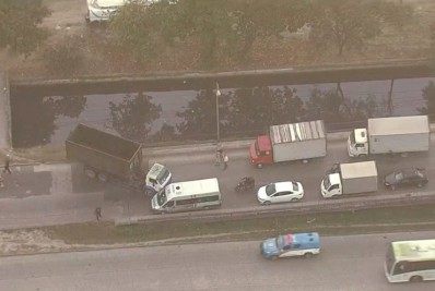 Caminhão enguiçado na contramão prejudica trânsito na Avenida Brasil