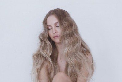 Carla Diaz faz topless e mostra tatuagem íntima