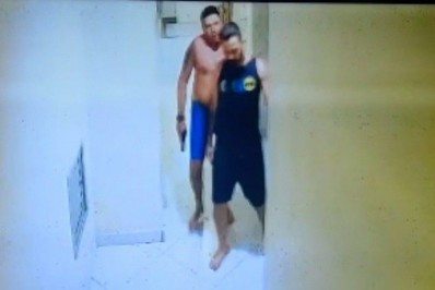 Vídeo: câmeras registram momento em que policial dá coronhadas em vizinho por causa de barulho