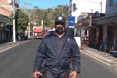 Italva: Guarda Municipal se depara com idosa de Macaé perdida e a auxilia na volta para casa