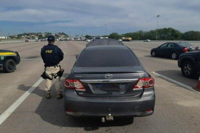 PRF prende ex-vereador de Iguaba Grande com carro roubado em Itaboraí