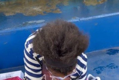 Vídeo: Professor de Libras presenteia aluna surda com tênis novos em Caxias