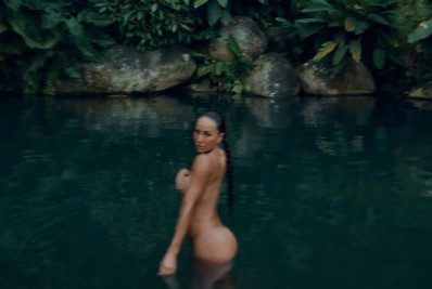 Sabrina Sato posa nua em meio à natureza 