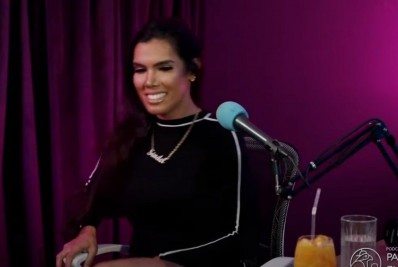 Vídeo! Modelo que arrancou faixa no Miss Bumbum se irrita e abandona entrevista