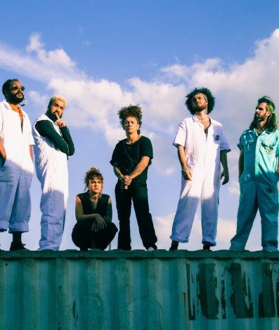 Lamparina & A Primavera e ÀTTOOXÁ se unem na inédita 'Pequim'

 - Pati Blue