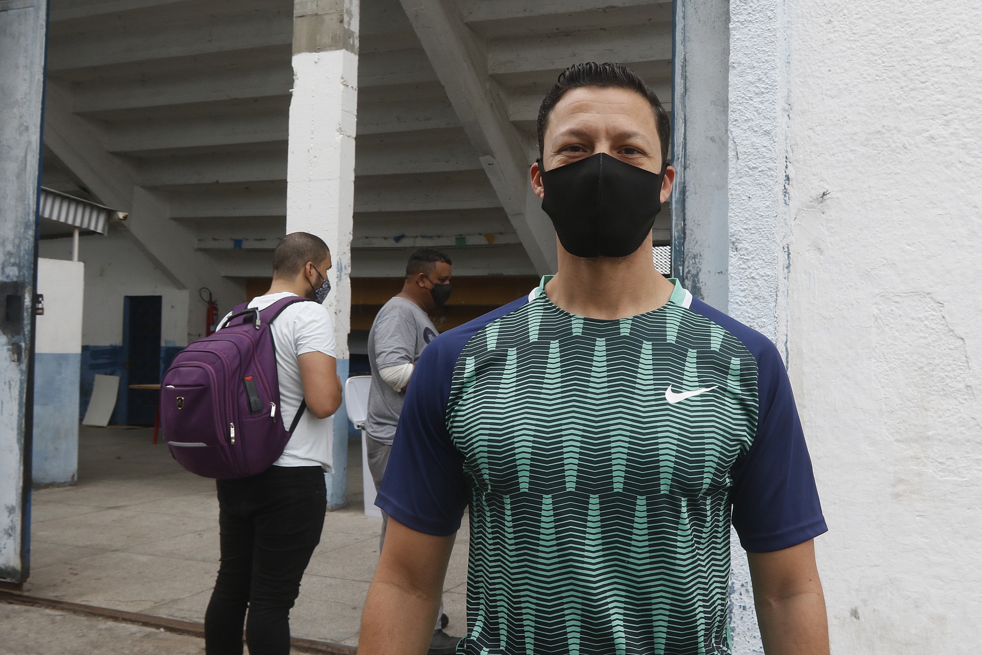 Edson Felix procurou por repescagem no posto de vacina&ccedil;&atilde;o que funciona no Clube do Olaria - Reginaldo Pimenta / Ag&ecirc;ncia O Dia