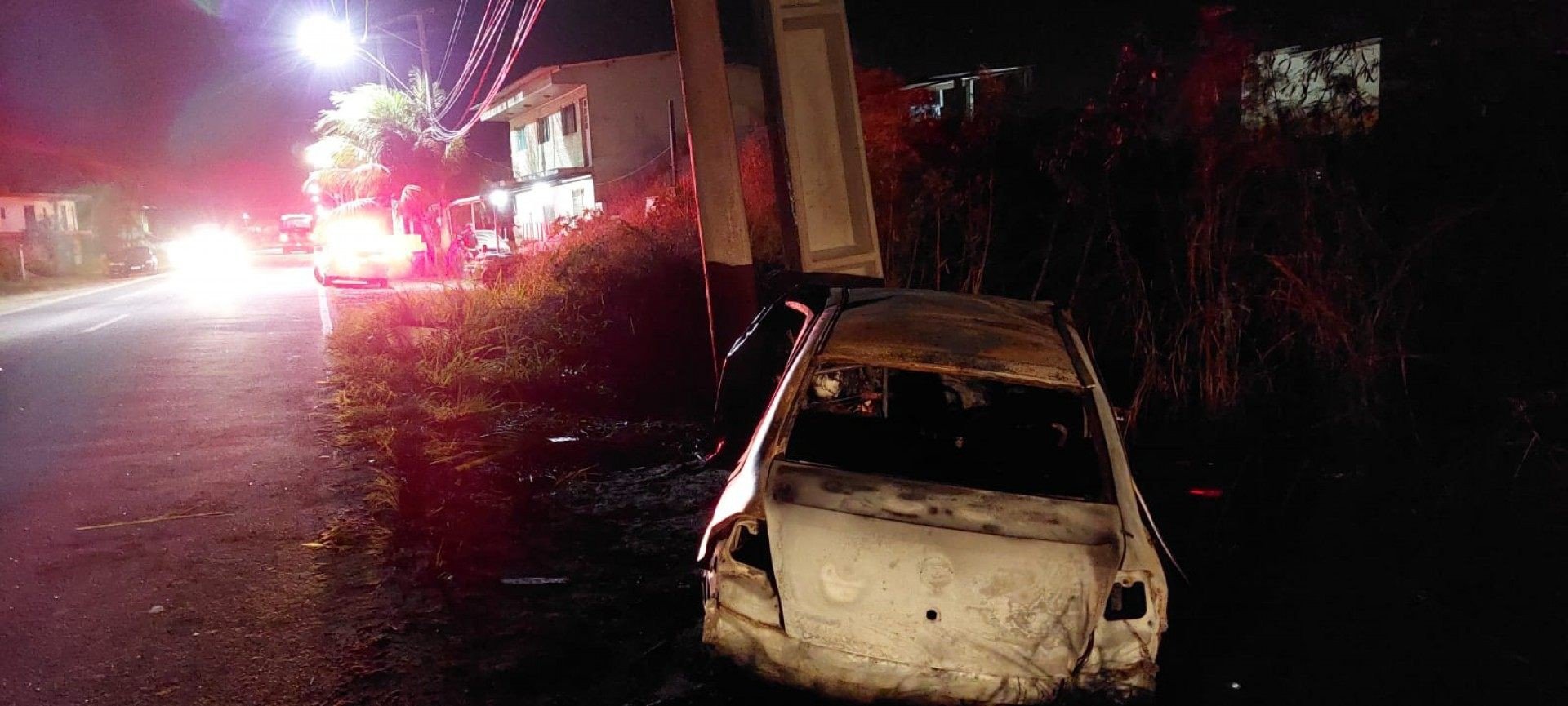 Até às 19h15, veículo queimado ainda permanecia no local do acidente - Foto: R. Lagos Notícias