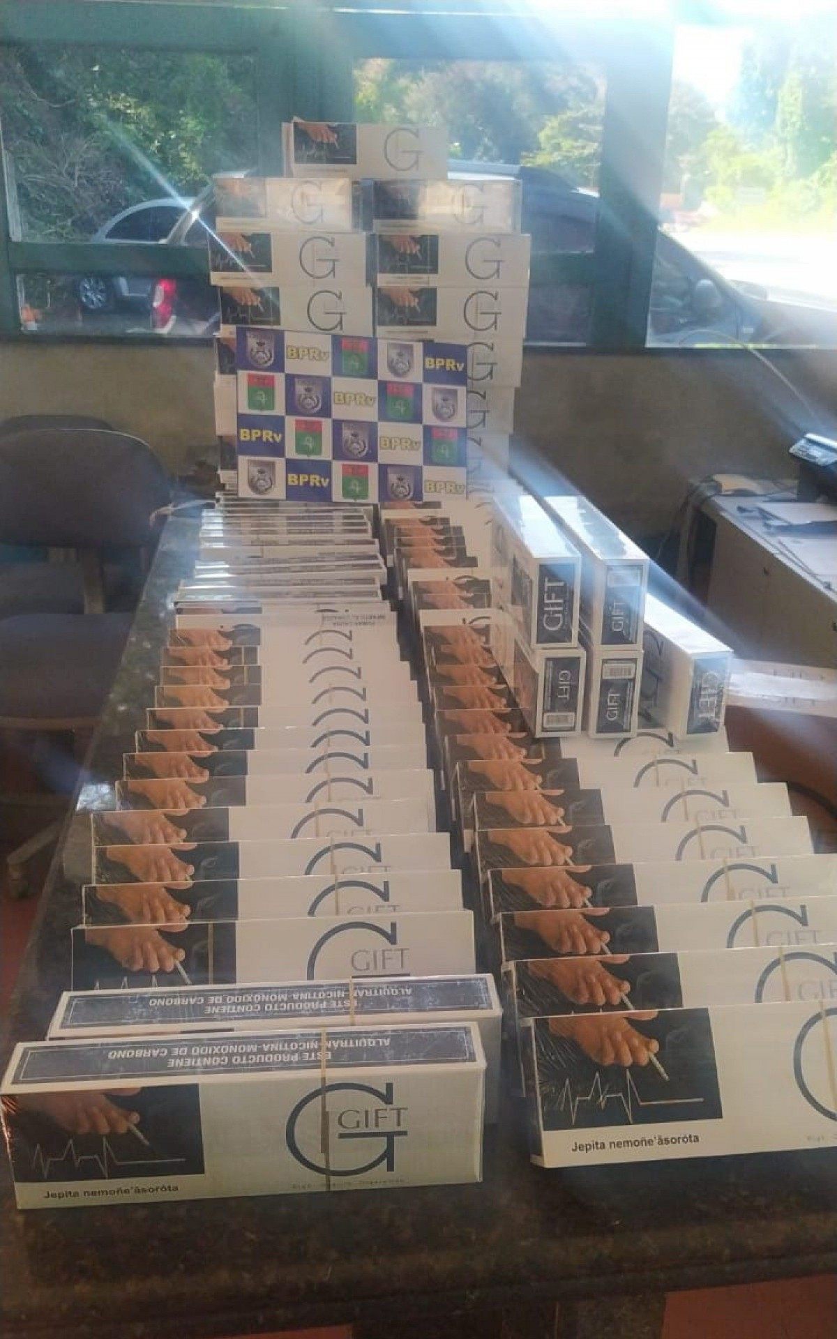 BPRv apreende 2.500 ma&ccedil;os de cigarro contrabandeados do Paraguai