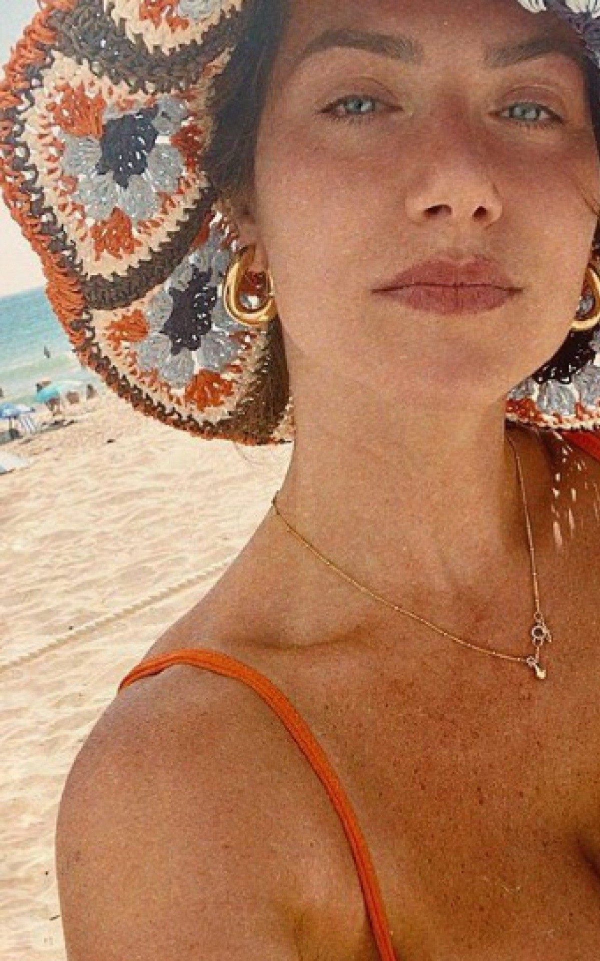 Giovanna Ewbank curte dia de praia em Portugal