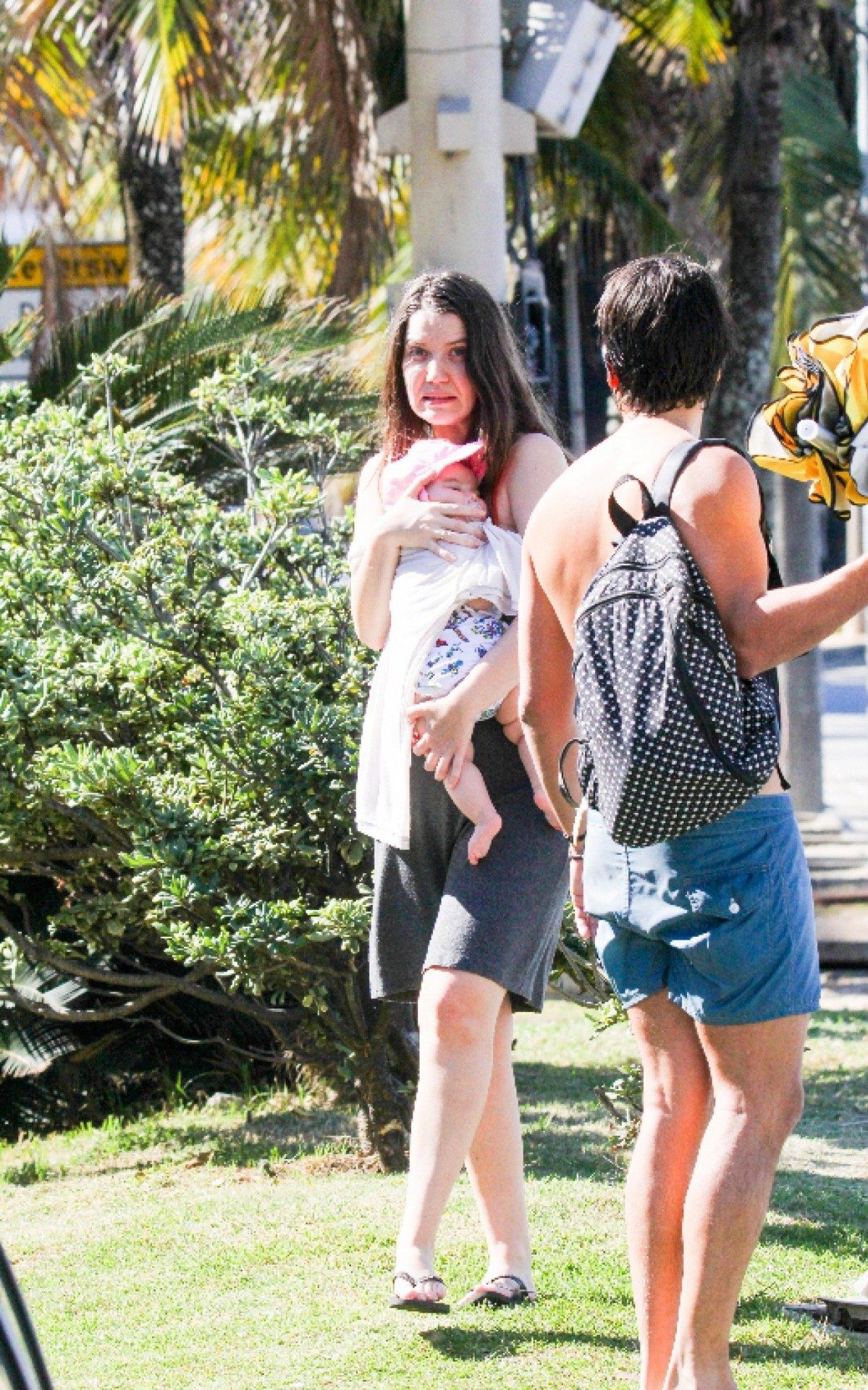 Nathalia Dill vai &agrave; praia com o noivo e a filha