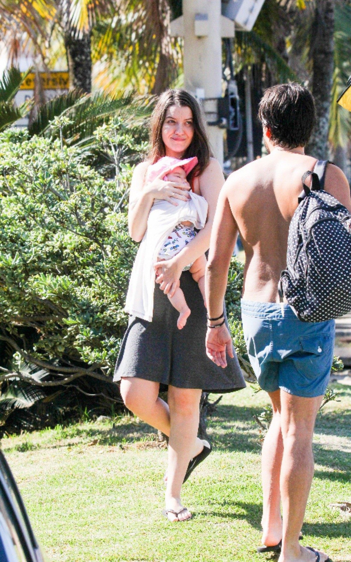 Nathalia Dill vai &agrave; praia com o noivo e a filha