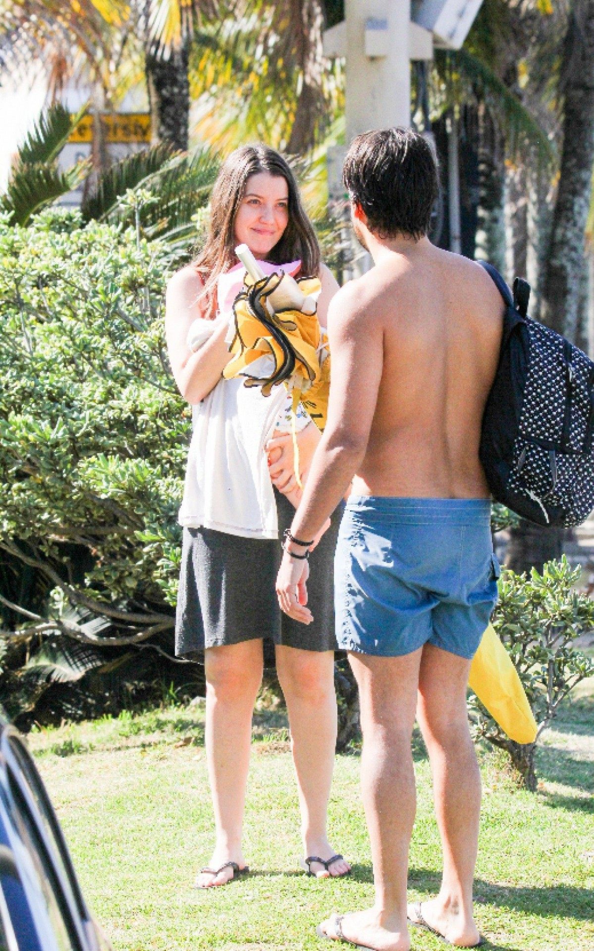 Nathalia Dill vai &agrave; praia com o noivo e a filha