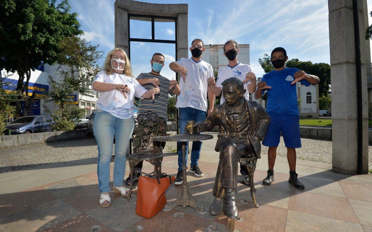 Moradores e comerciantes de Vila Isabel, na Zona Norte, cobram recuperação da estátua de Noel. Grupo fez protesto usando 'réplica' - Fábio Costa/Agência O Dia