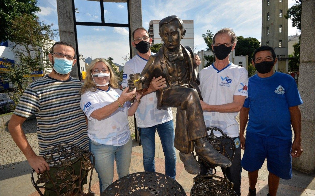 Rio de Janeiro - 14/07/2021 - CIDADE/ Rio de Janeiro/ DOMINICAL -  Moradores de Vila Isabel cobram o reparo e o retorno da est&aacute;tua de Noel Rosa, maior s&iacute;mbolo do bairro, ao seu lugar de origem, no in&iacute;cio da 28 de Setembro. Desde 2019 a est&aacute;tua foi retirada ap&oacute;s depreda&ccedil;&atilde;o e at&eacute; hoje n&atilde;o voltou.  Foto : F&aacute;bio Costa/ Ag.O Dia