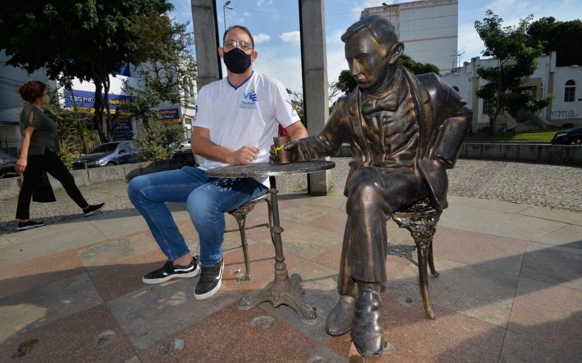 Rio de Janeiro - 14/07/2021 - CIDADE/ Rio de Janeiro/ DOMINICAL -  Moradores de Vila Isabel cobram o reparo e o retorno da est&aacute;tua de Noel Rosa, maior s&iacute;mbolo do bairro, ao seu lugar de origem, no in&iacute;cio da 28 de Setembro. Desde 2019 a est&aacute;tua foi retirada ap&oacute;s depreda&ccedil;&atilde;o e at&eacute; hoje n&atilde;o voltou.  Foto : F&aacute;bio Costa/ Ag.O Dia