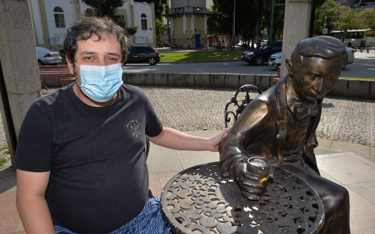 Rio de Janeiro - 14/07/2021 - CIDADE/ Rio de Janeiro/ DOMINICAL -  Moradores de Vila Isabel cobram o reparo e o retorno da est&aacute;tua de Noel Rosa, maior s&iacute;mbolo do bairro, ao seu lugar de origem, no in&iacute;cio da 28 de Setembro. Desde 2019 a est&aacute;tua foi retirada ap&oacute;s depreda&ccedil;&atilde;o e at&eacute; hoje n&atilde;o voltou. Guilherme S&aacute;, (morador) Foto : F&aacute;bio Costa/ Ag.O Dia