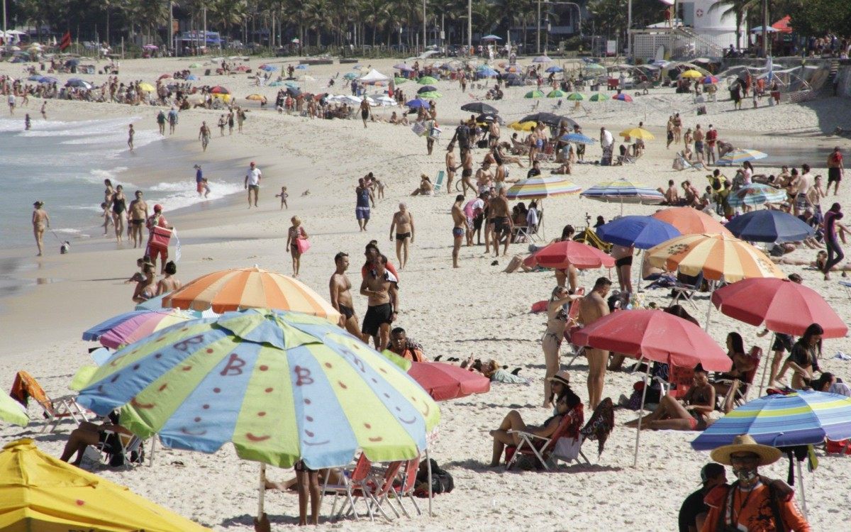 Dia quente atraiu cariocas para as praias do Arpoador e Ipanema - Marcos Porto/Agencia O Dia
