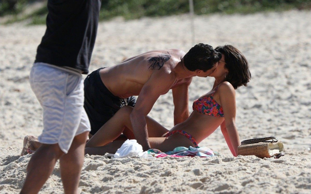 Cau&atilde; Reymond e Andr&eacute;ia Horta gravam cenas de 'Um Lugar ao Sol' na Praia de Grumari, na Zona Oeste do Rio
