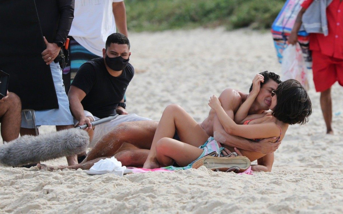 Cauã Reymond e Andréia Horta gravam cenas de 'Um Lugar ao Sol', na Praia de Grumari, na Zona Oeste do Rio, na tarde desta quinta-feira - Ag. News