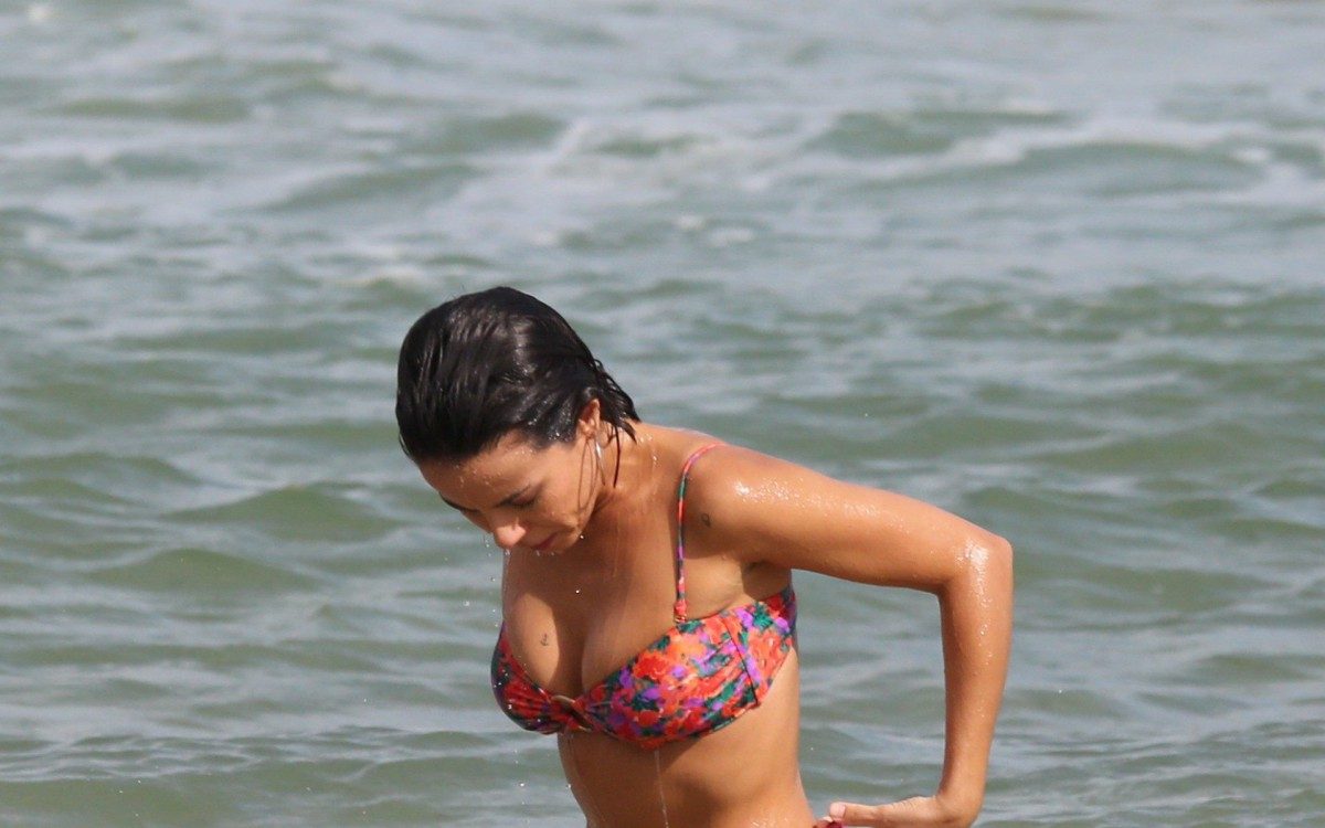 Cau&atilde; Reymond e Andr&eacute;ia Horta gravam cenas de 'Um Lugar ao Sol' na Praia de Grumari, na Zona Oeste do Rio