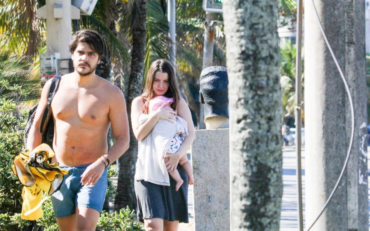 Nathalia Dill vai à praia com o noivo e a filha - Ag. News