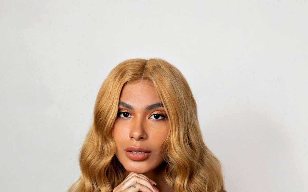 Pocah aposta em fios loiros ao surgir com novo visual