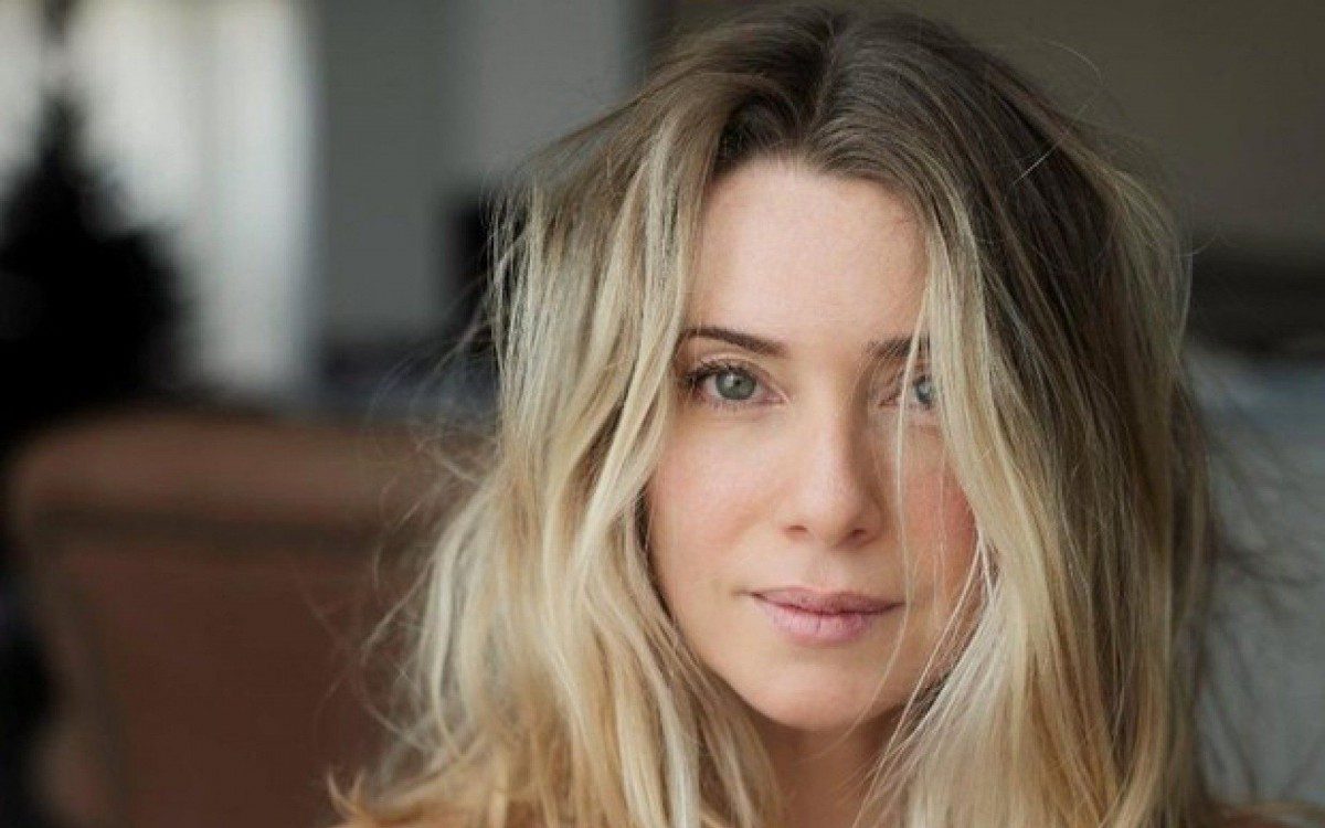 Let&iacute;cia Spiller posta ensaio nu nas redes sociais