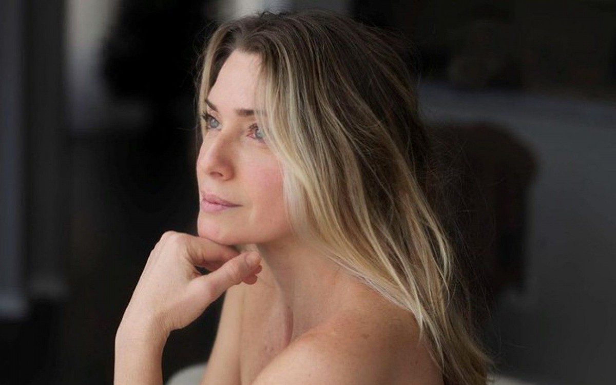 Let&iacute;cia Spiller posta ensaio nu nas redes sociais