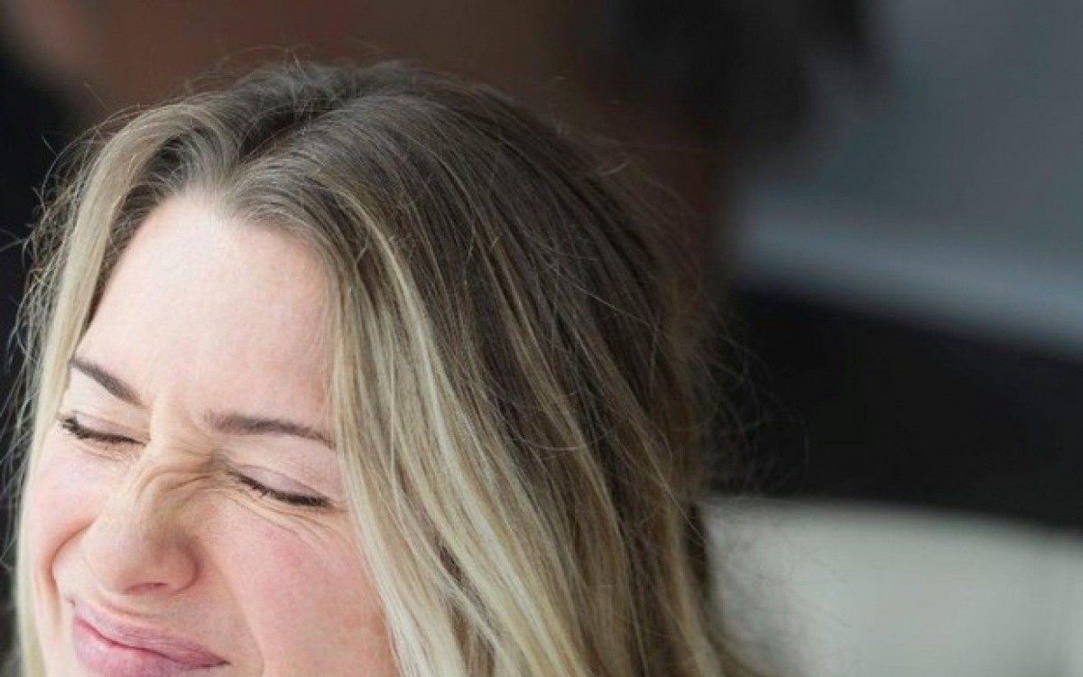 Let&iacute;cia Spiller posta ensaio nu nas redes sociais