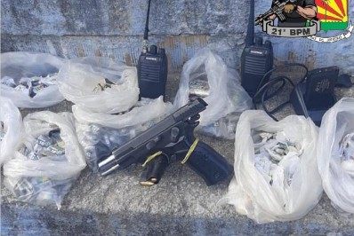 Homem é preso com drogas após tentar fugir da polícia em Meriti