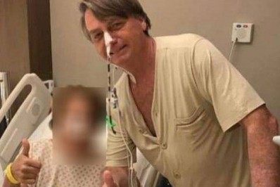 Sem máscara, Bolsonaro tira foto com paciente no hospital onde está internado