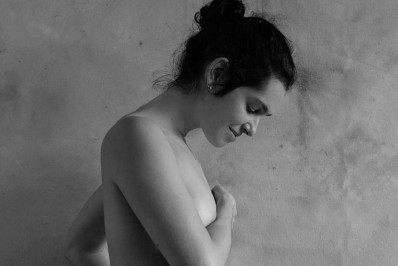 Maria Flor exibe barriguinha de grávida pela primeira vez