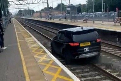 Vídeo: ladrão rouba carro, atropela policiais e invade ferrovia na Inglaterra