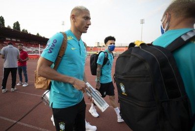 Douglas Luiz e Richarlison se apresentam à seleção olímpica na Sérvia