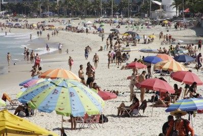 Quinta-feira quente no inverno atrai cariocas para as praias