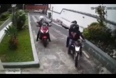 Vídeo: câmera registra assalto contra motociclista em plena luz do dia na Tijuca
