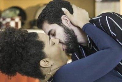 Internautas comemoram primeiro beijo entre homem trans e mulher cis em novela da Globo
